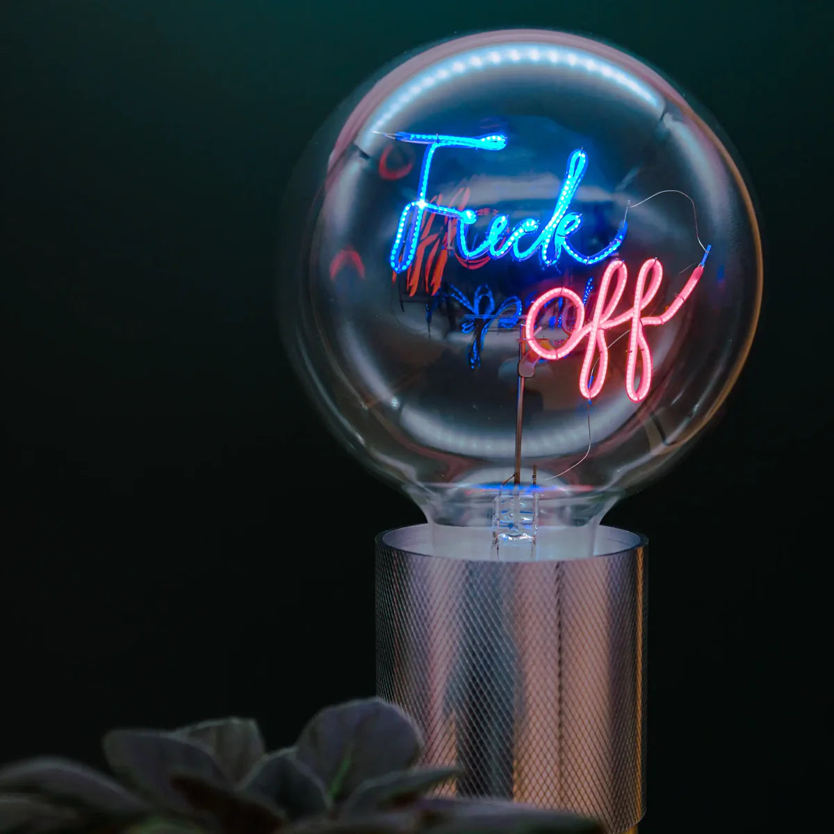 Ampoule Message in the bulb avec l'expression Fuck Off écrit dans un style manuscrit qui s'illumine en bleu pour Fuck et en rouge pour Off