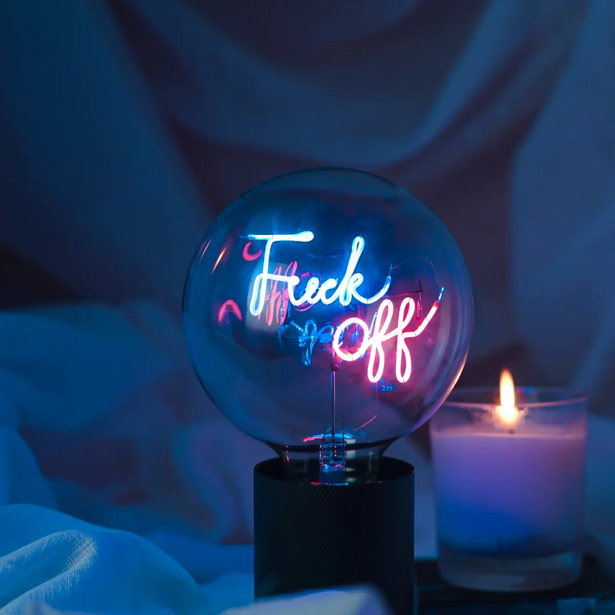 Ampoule Message in the bulb avec l'expression Fuck Off écrit dans un style manuscrit qui s'illumine en bleu pour Fuck et en rouge pour Off