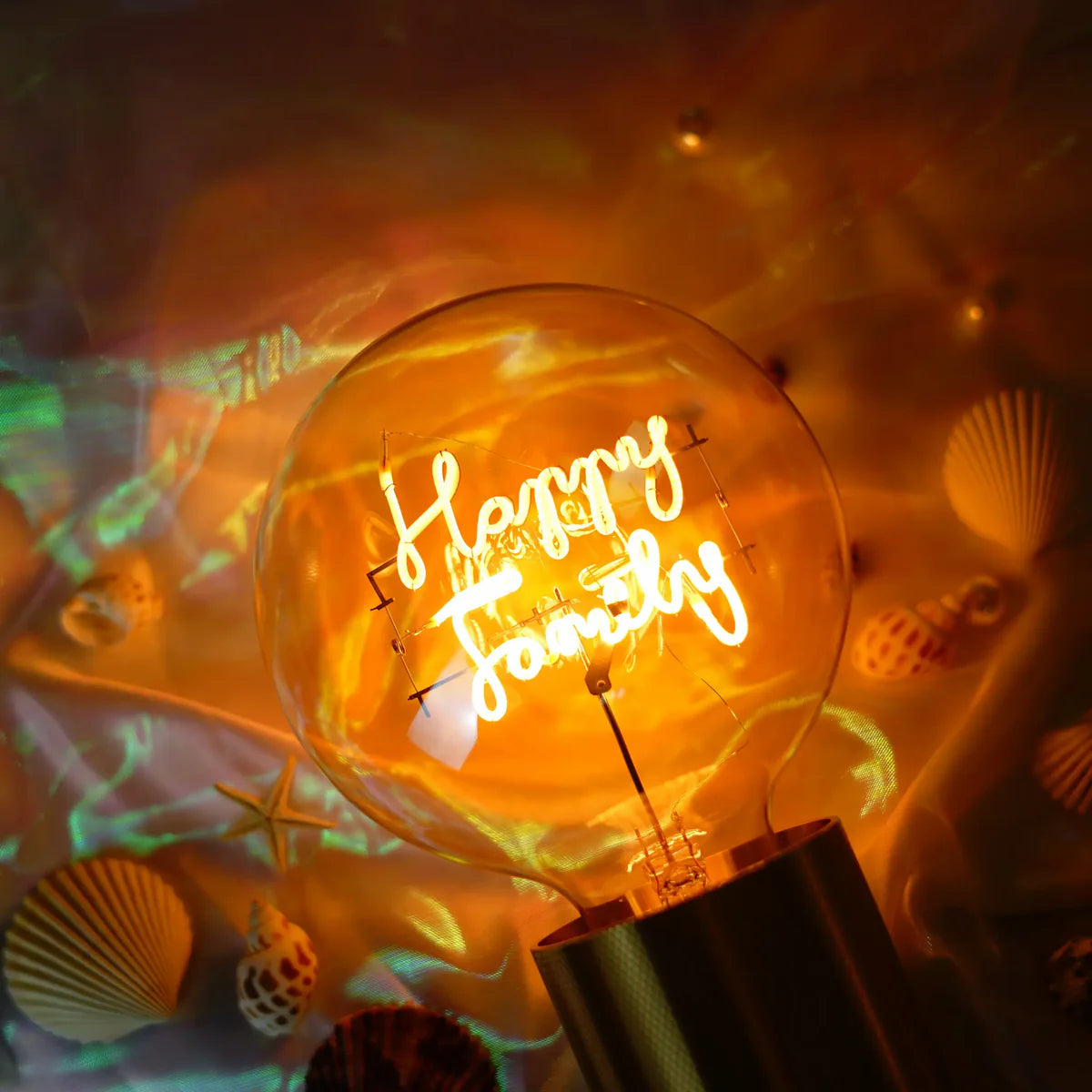 Ampoule Message in the Bulb verre ambré message en led lumineuse Happy Family présenté avec des coquillages