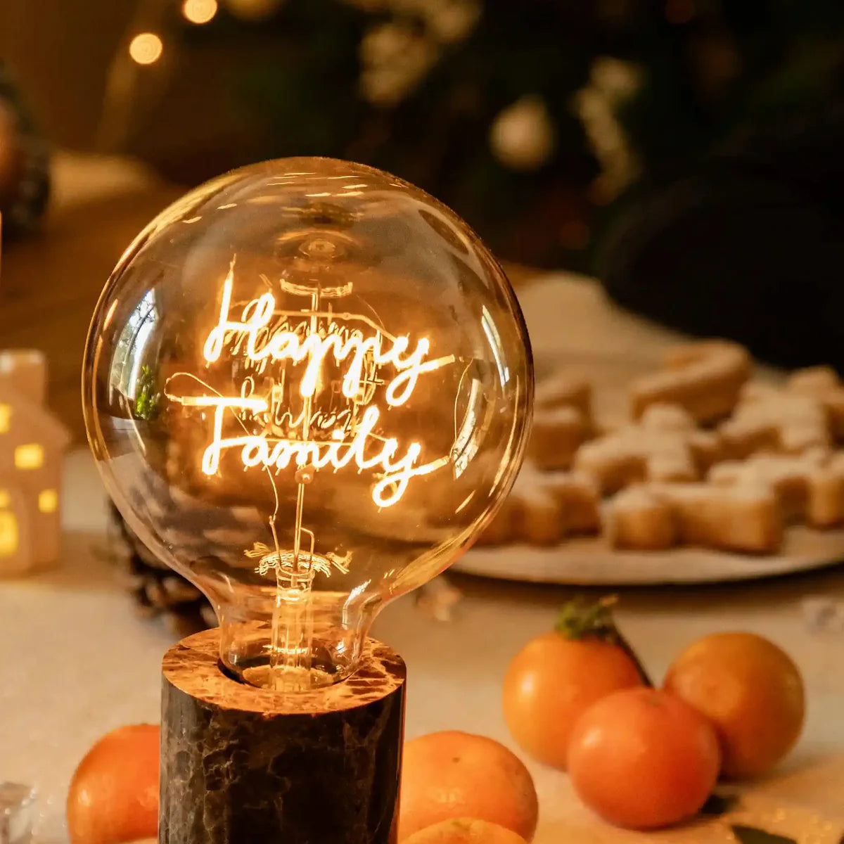 Ampoule Message in the Bulb verre ambré message en led lumineuse Happy Family présenté sur table de Noël
