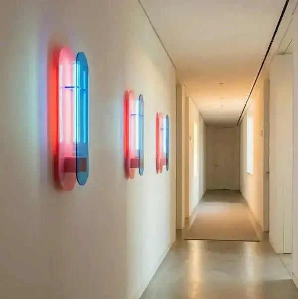 3 Appliques Andy bleu et rose dans un couloir