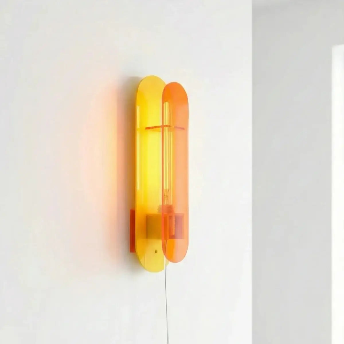 Applique Andy jaune et orange sur un mur blanc