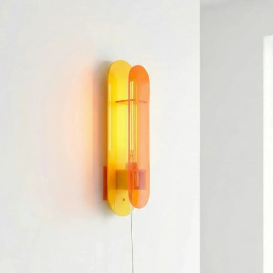 Applique Andy jaune et orange sur un mur blanc