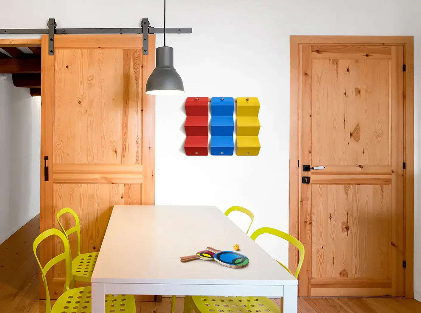 Filet Infinite play et raquettes Art of Ping Pong utilisés comme décoration murale design