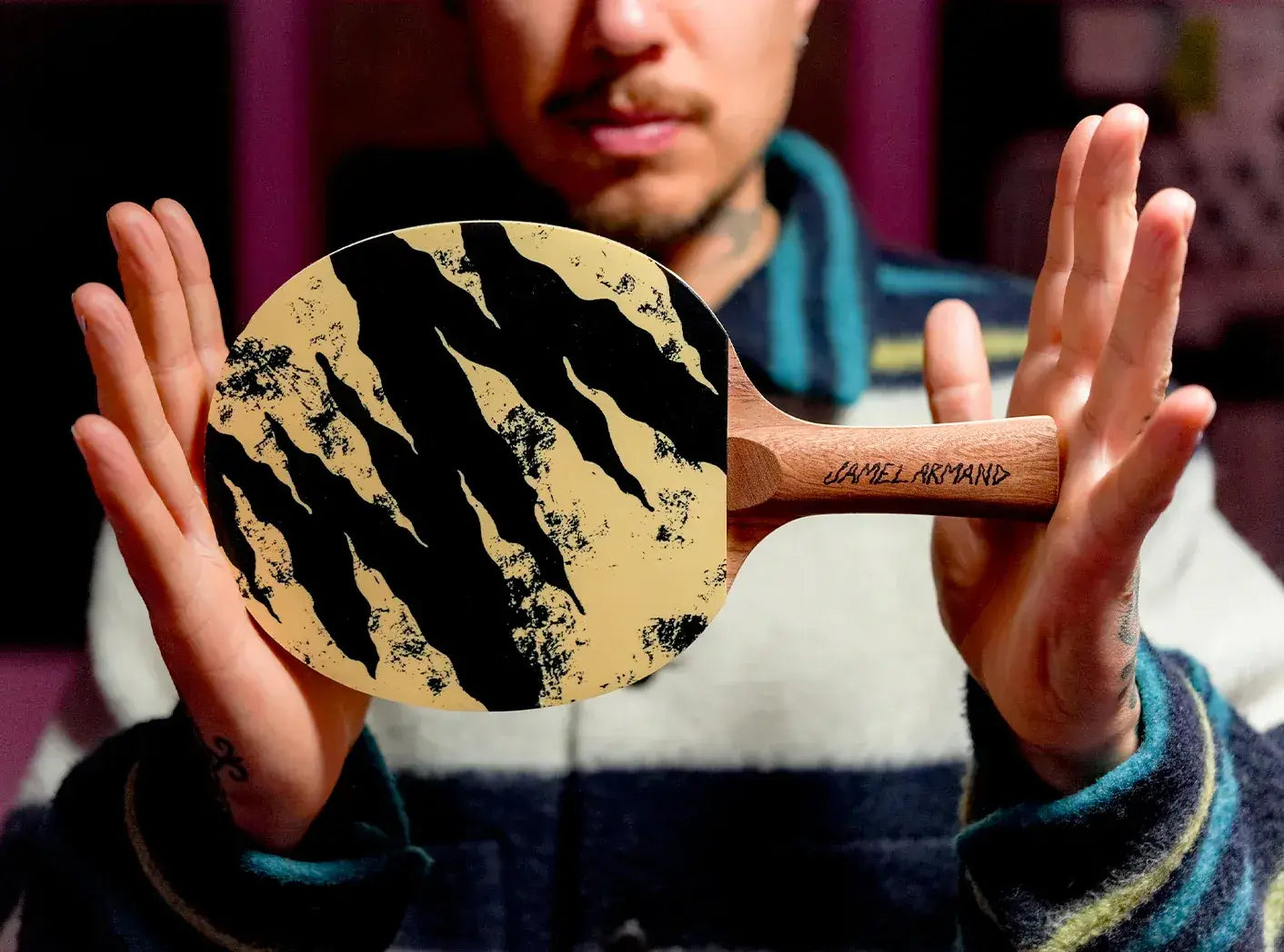 Raquette Silk Song verso entre les mains de son designer Jamel Armand