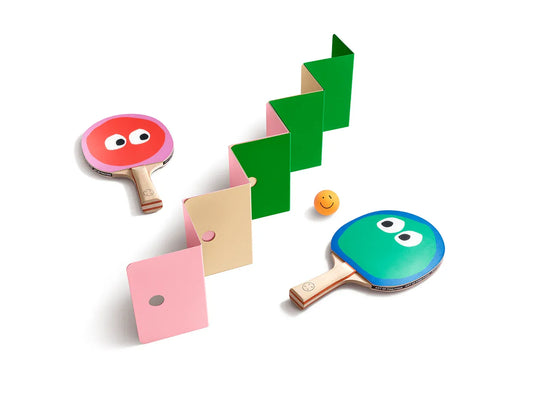 Ensemble Face Off Art of Ping Pong comprenant deux raquettes, le filet design et une balle de ping-pong