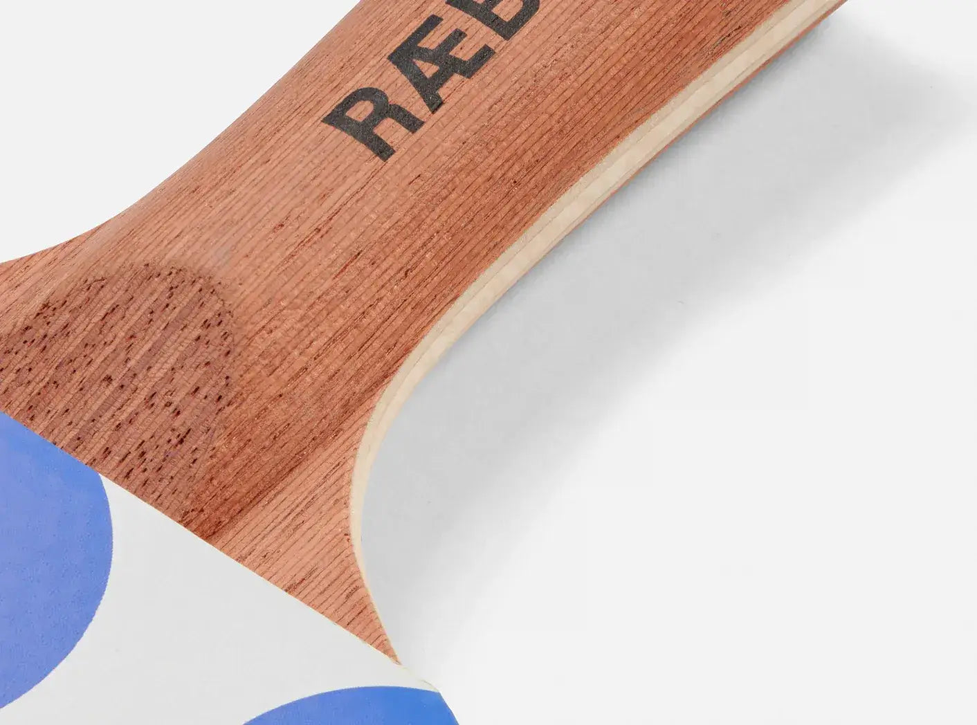 Détail du motif de points et du manche de la raquette Triple Spot
