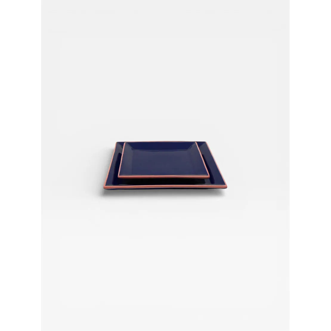 Composition d'une petite et une grande assiette en céramique bleu et rose 
