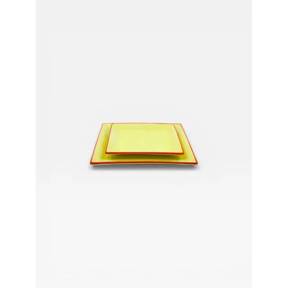 Composition de 2 assiettes en céramique jaune et orange avec une grande et une petite