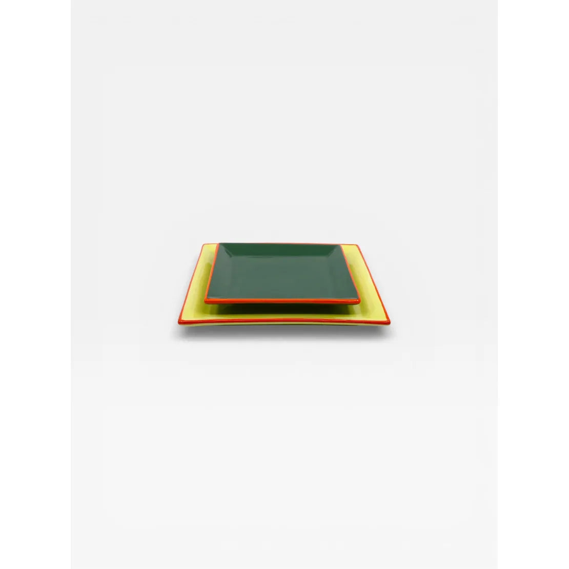 Composition de 2 assiettes en céramique avec une grande jaune et orange et une petite verte et orange