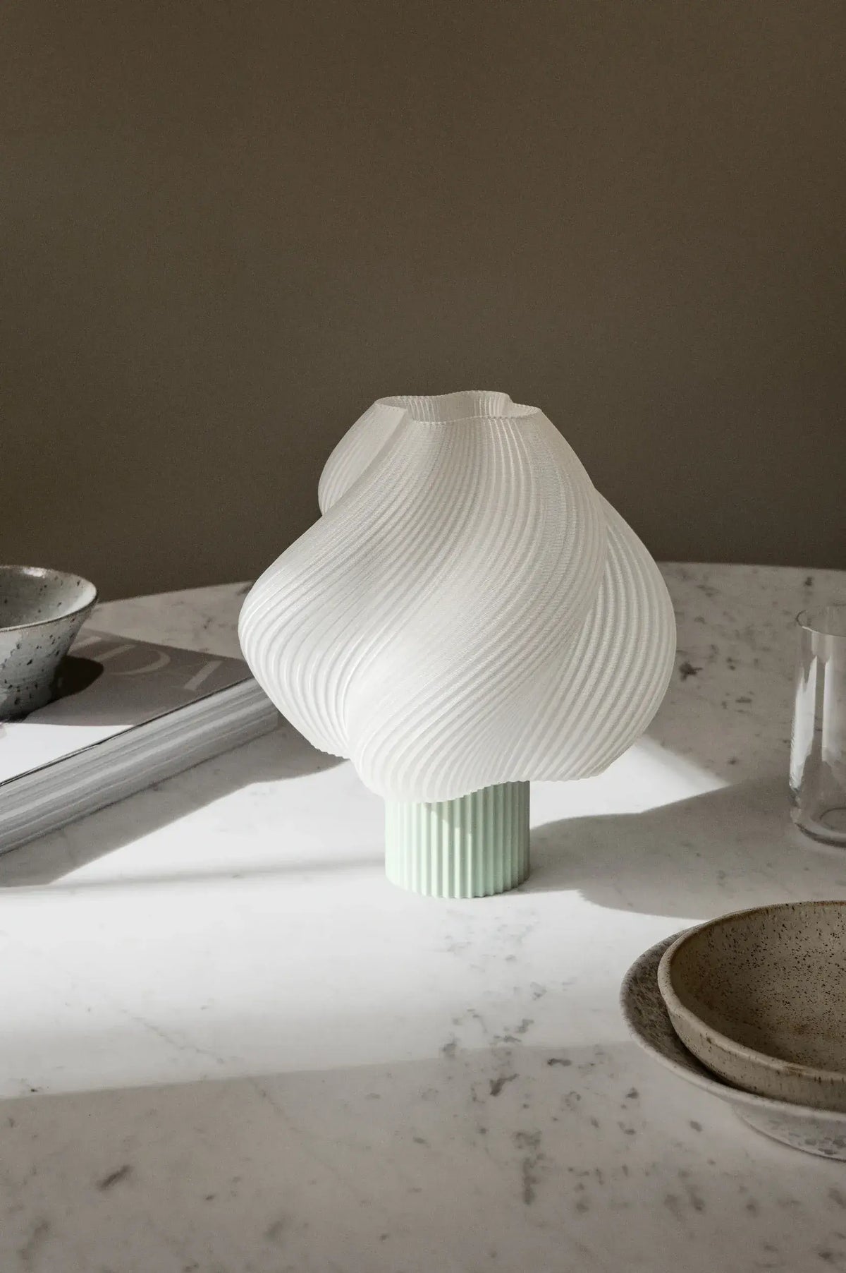 Lampe portable Soft Serve Matcha sur une table en marbre