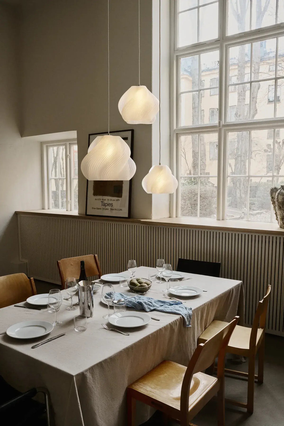 Lampe Suspendue Natural allumées dans une salle à manger