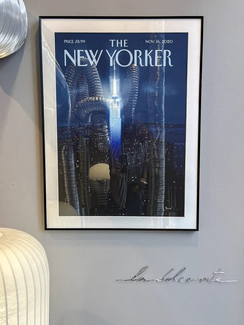 Applique murale "La Dolce Vita" par Atelier Suspendu à côté d'une affiche The New Yorker