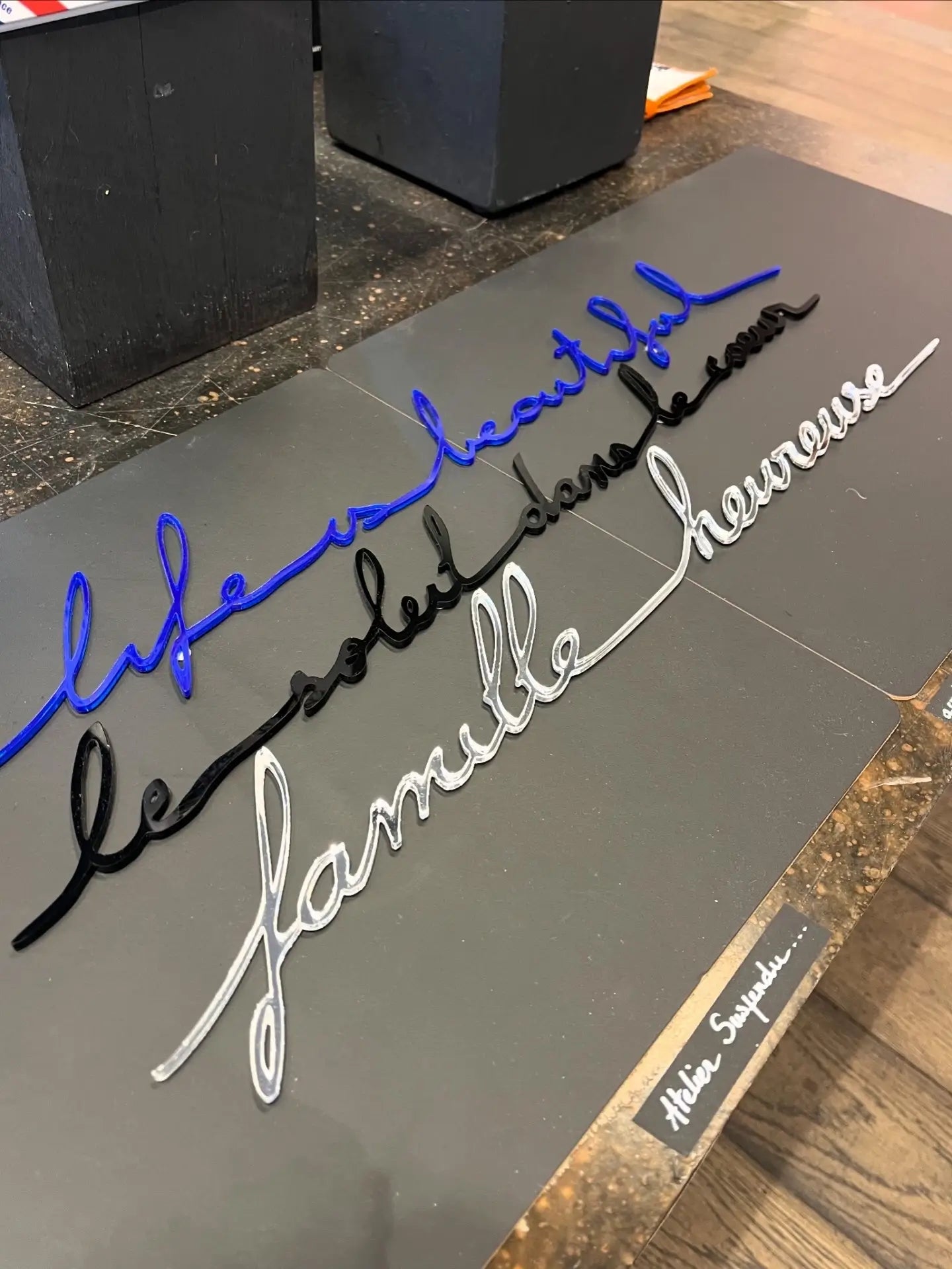 Messages à accrocher au mur "Life is beautiful", "Le soleil dans le cœur" et "Famille heureuse" par Atelier Suspendu