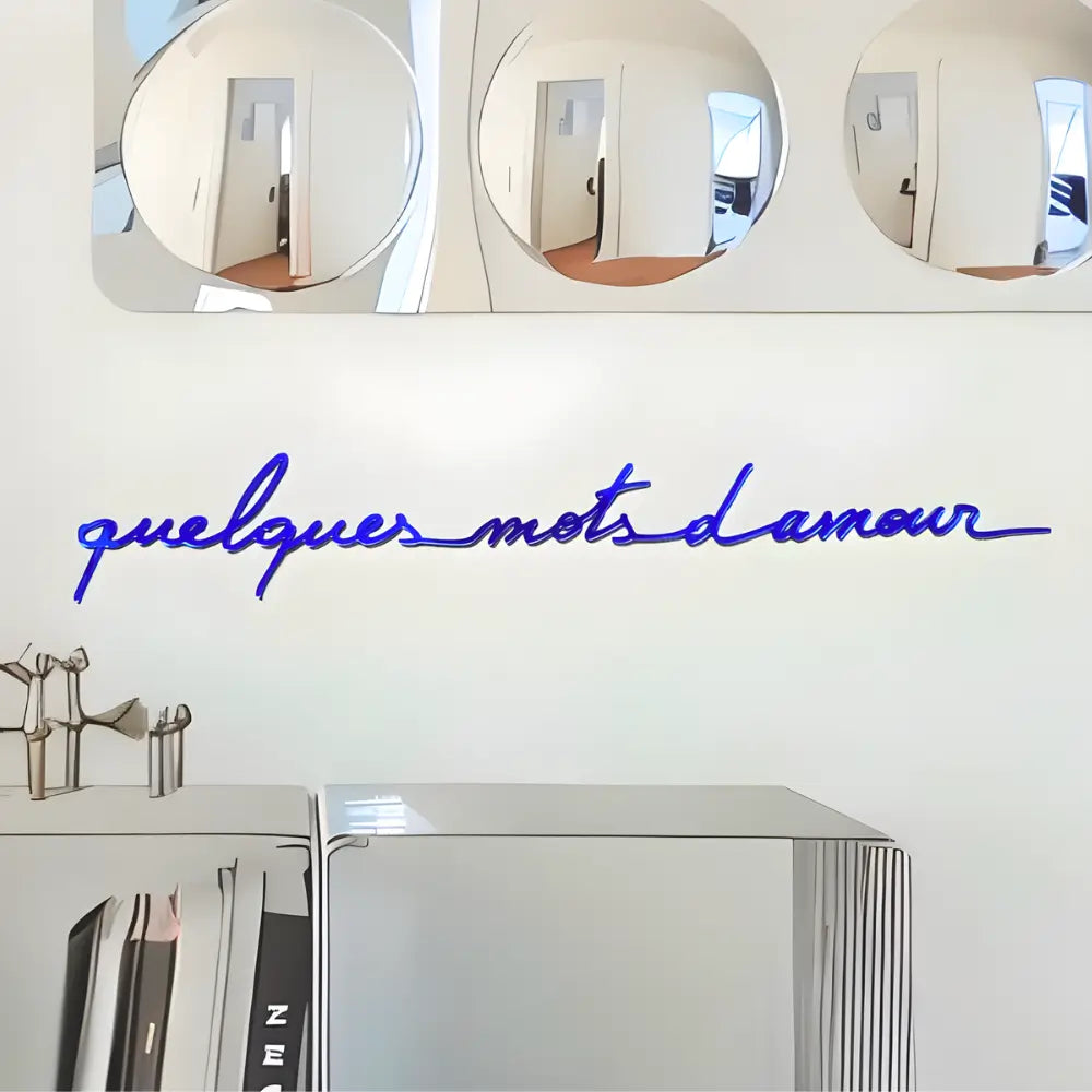 Décoration murale "Quelques mots d’amour" en plexiglas bleu dans un salon