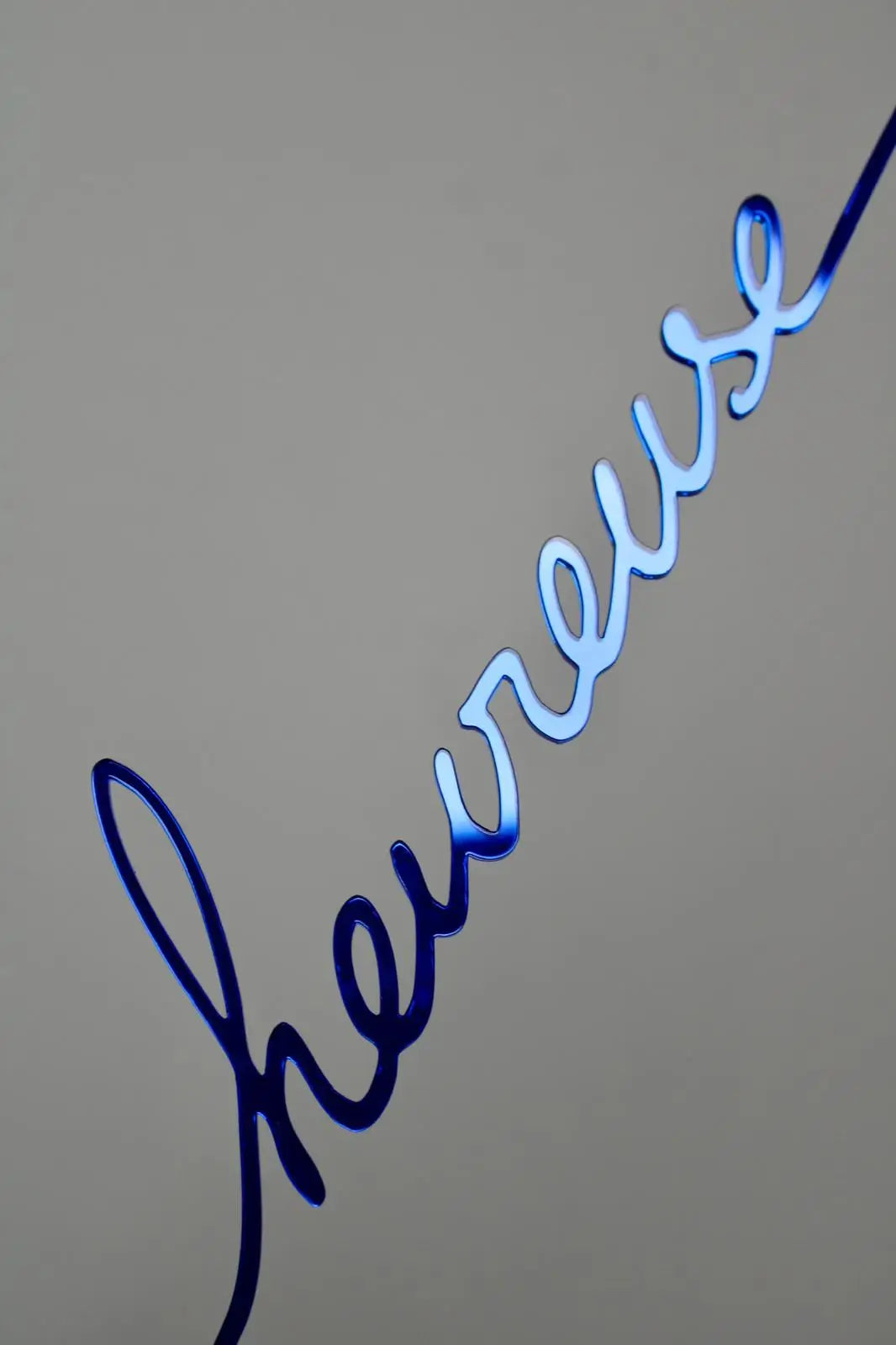 Détail de la phrase murale "Famille heureuse" bleue