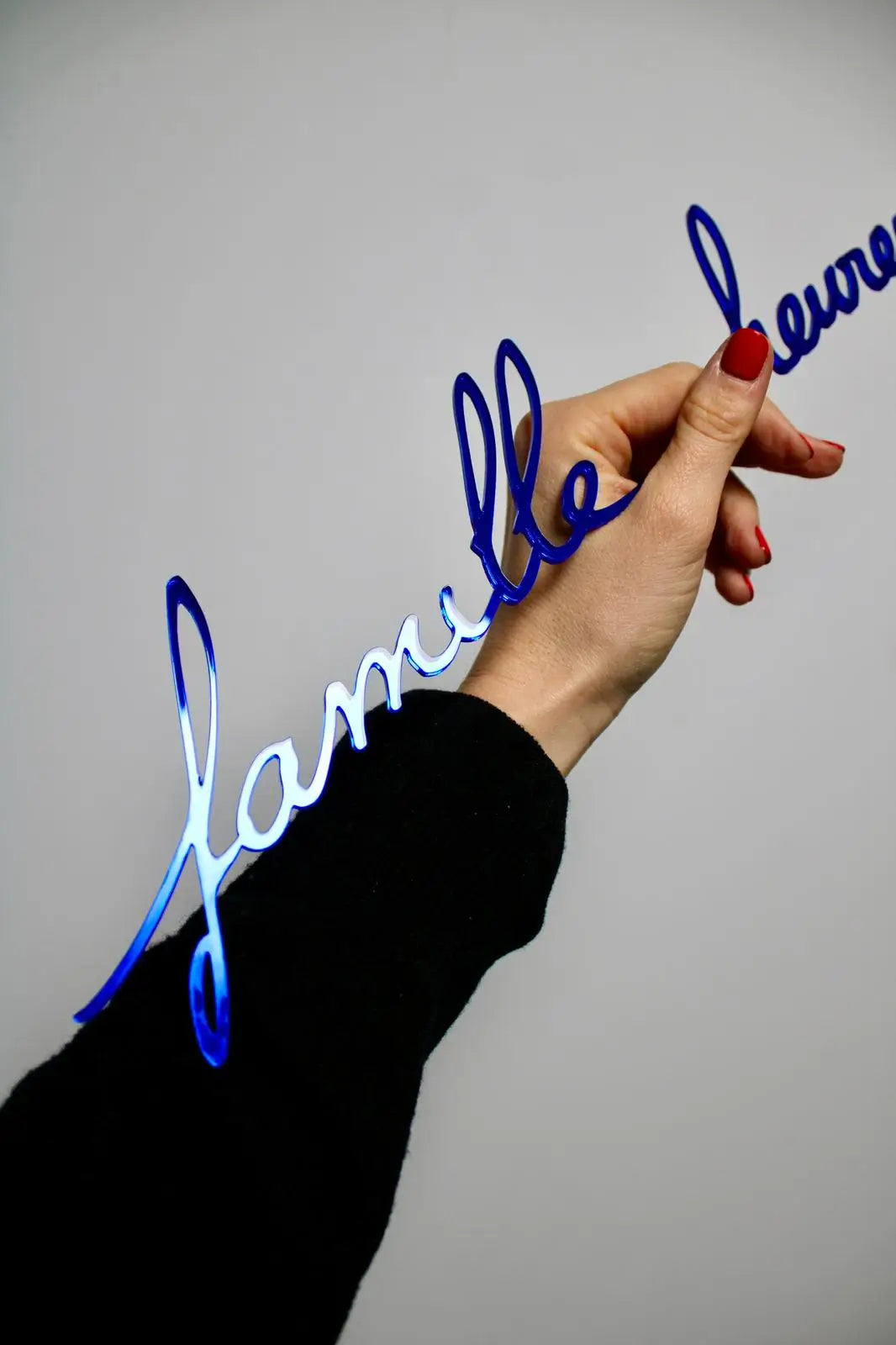 Phrase murale "Famille heureuse" en plexiglas recyclé finition bleu