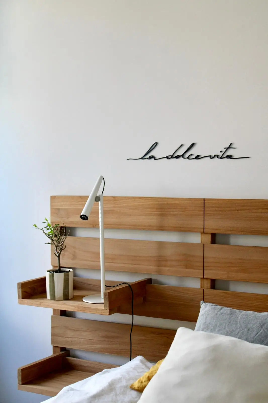 Phrase murale "La Dolce Vita" noire dans une chambre