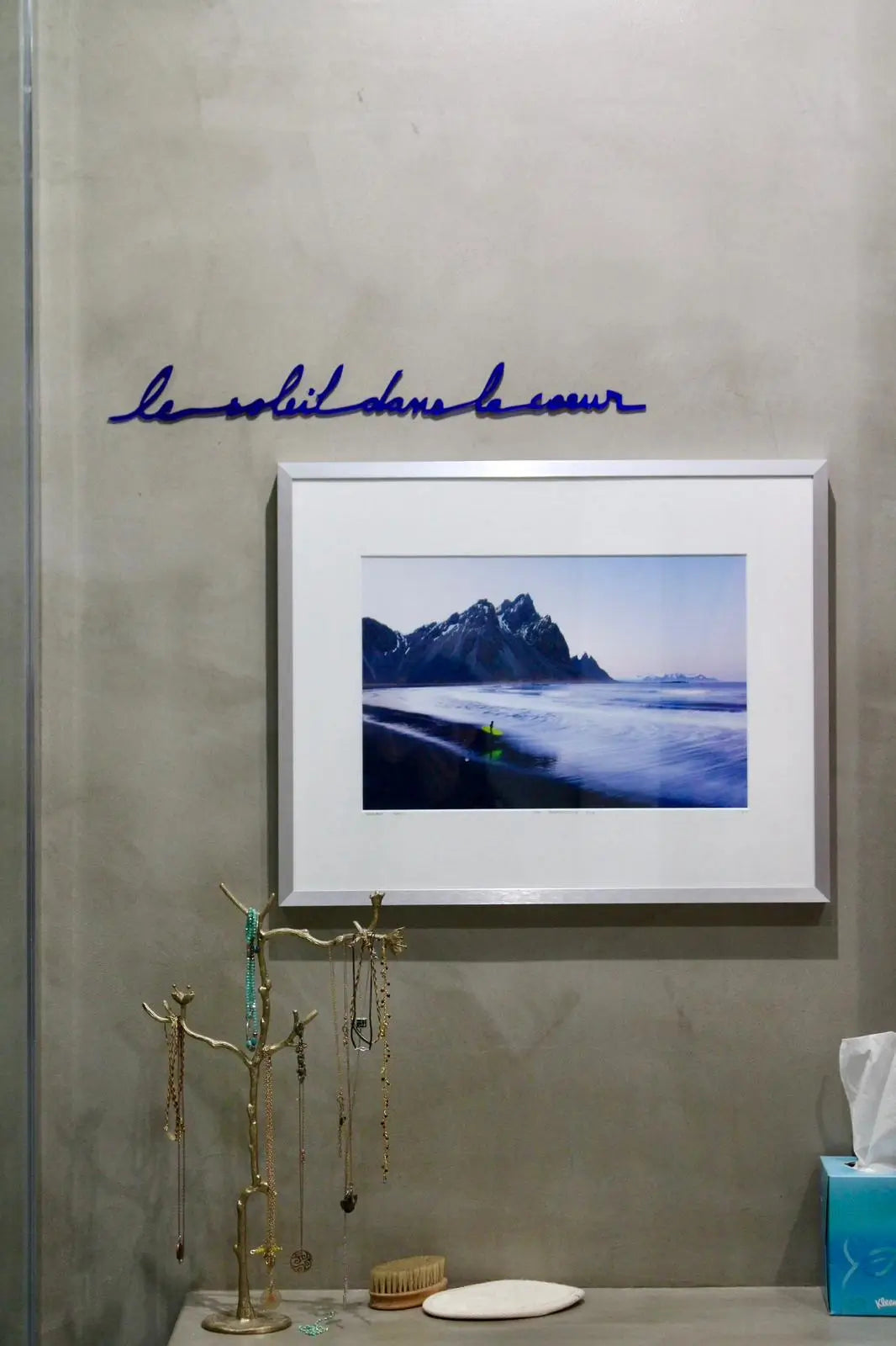 Phrase murale "Le soleil dans le cœur" finition bleue dans une salle de bain