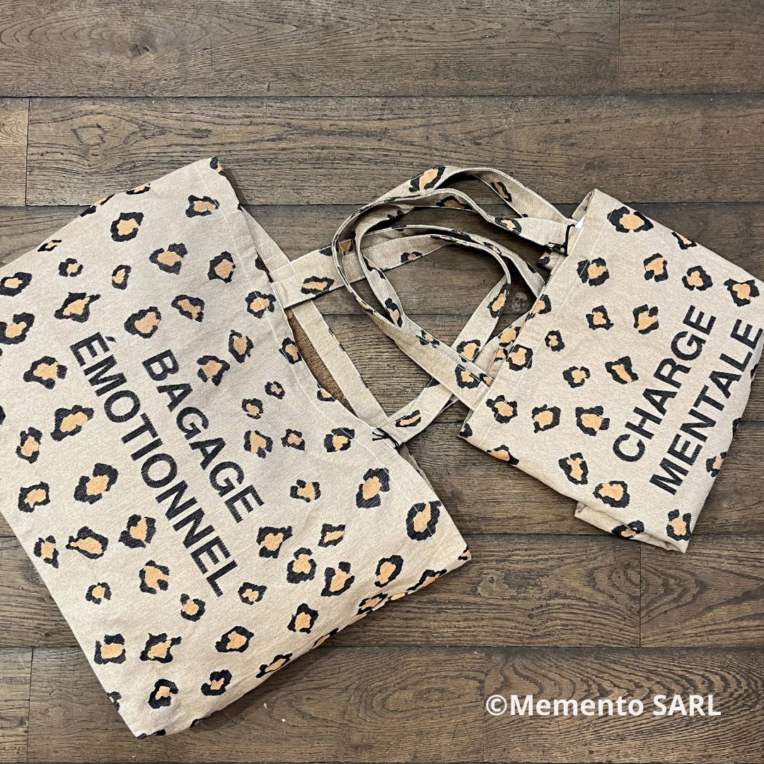 Tote Bags au motif léopard "Bagage Émotionnel" et "Charge Mentale" par Félicie Aussi