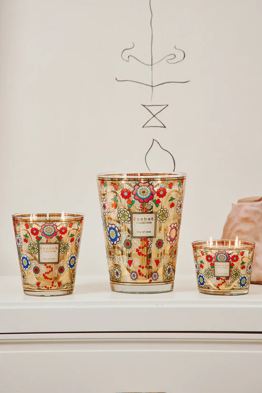 Bougies Baobab Tree of Love max 16, 24 et 10 sur une commode dans une pièce blanche