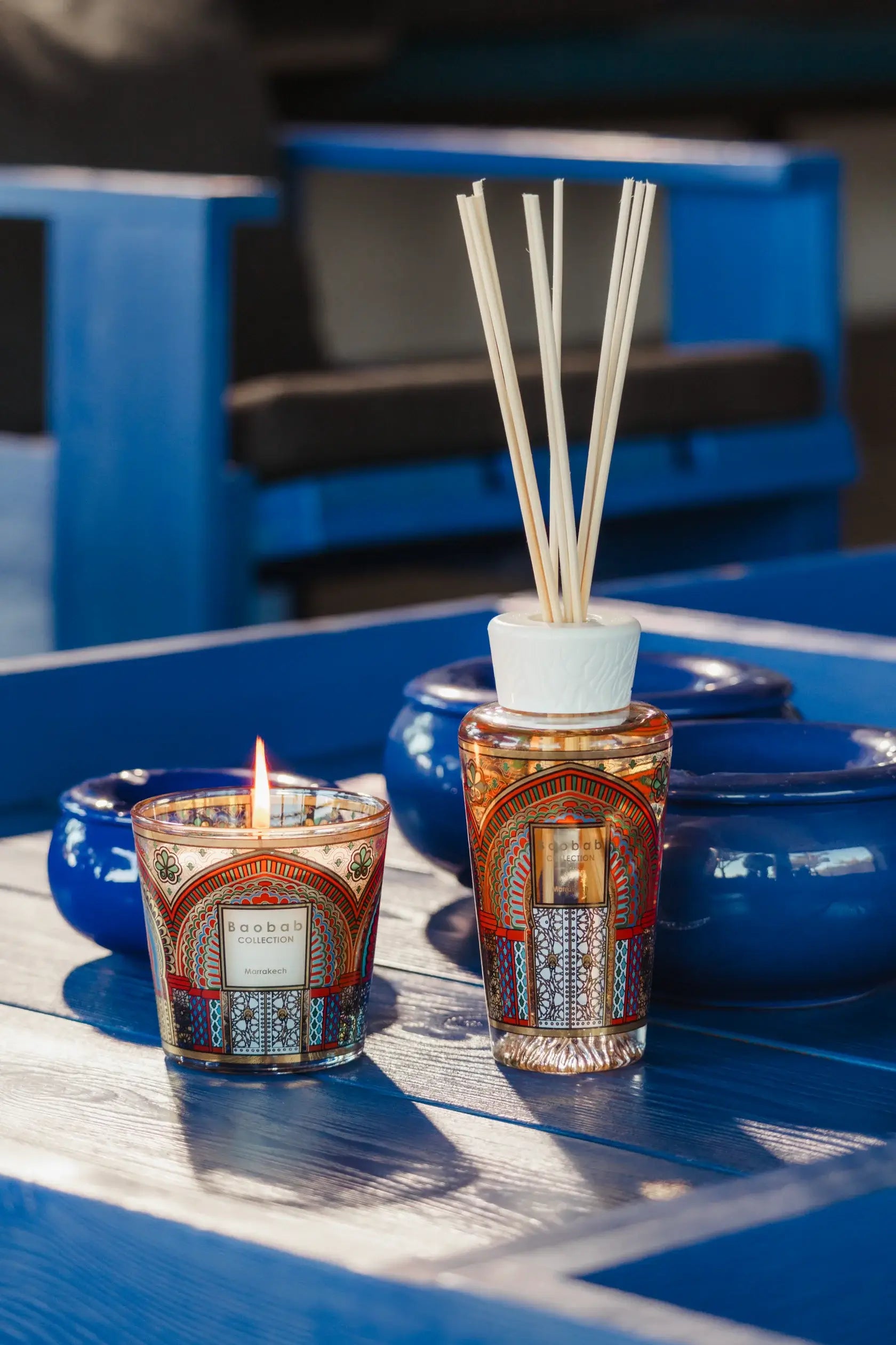 Le coffret My First Baobab Collection Marrakech, visuel de la  bougie et du diffuseur sur une table bleue en planche de bois