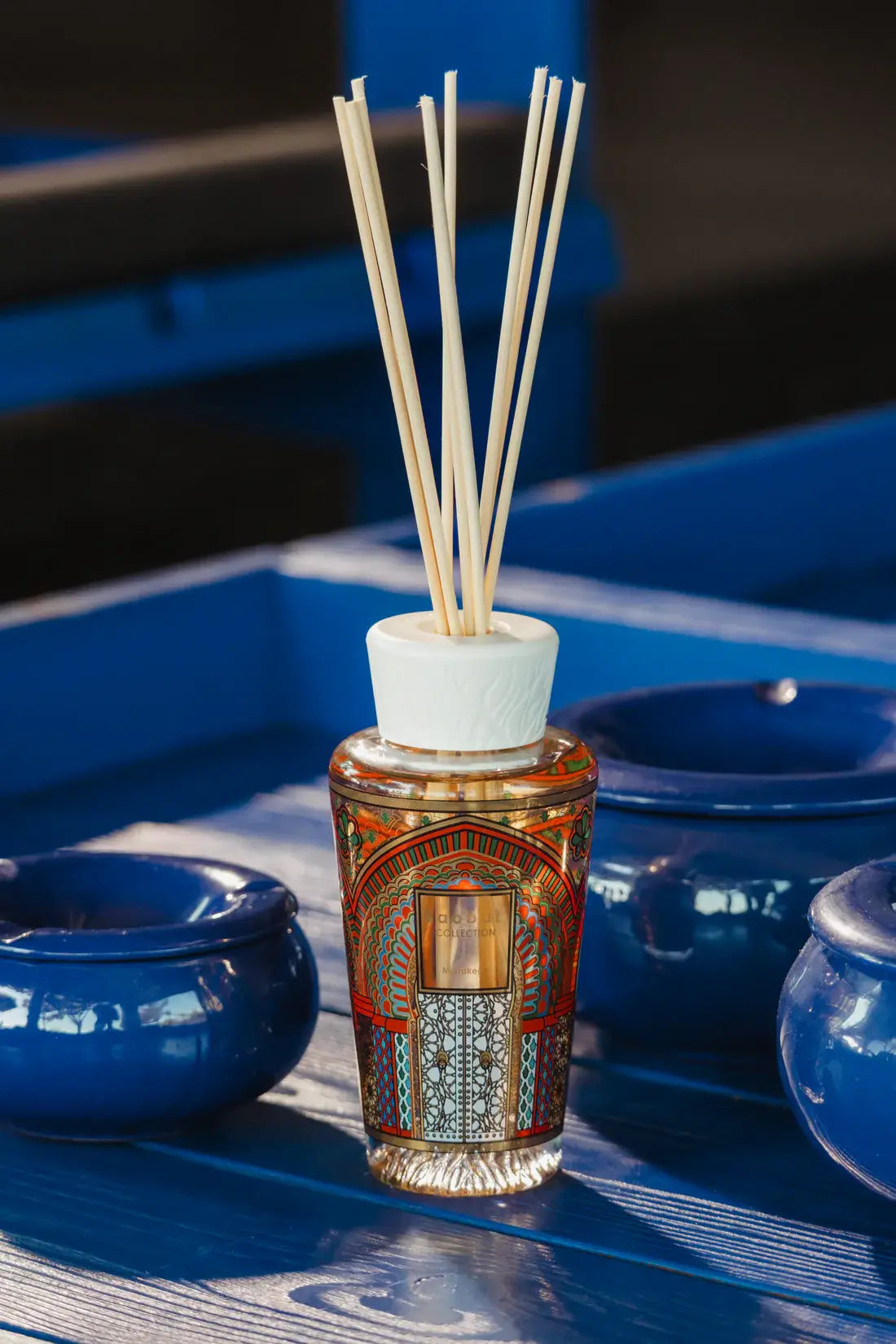 Diffuseur My First Baobab Collection Marrakech sur une table en planches bleues