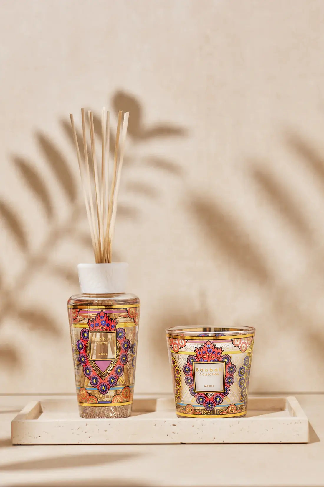 Gift Box - Coffret My First Baobab Collection Mexico sur un plateau en pierre blanche devant un mur de pisé