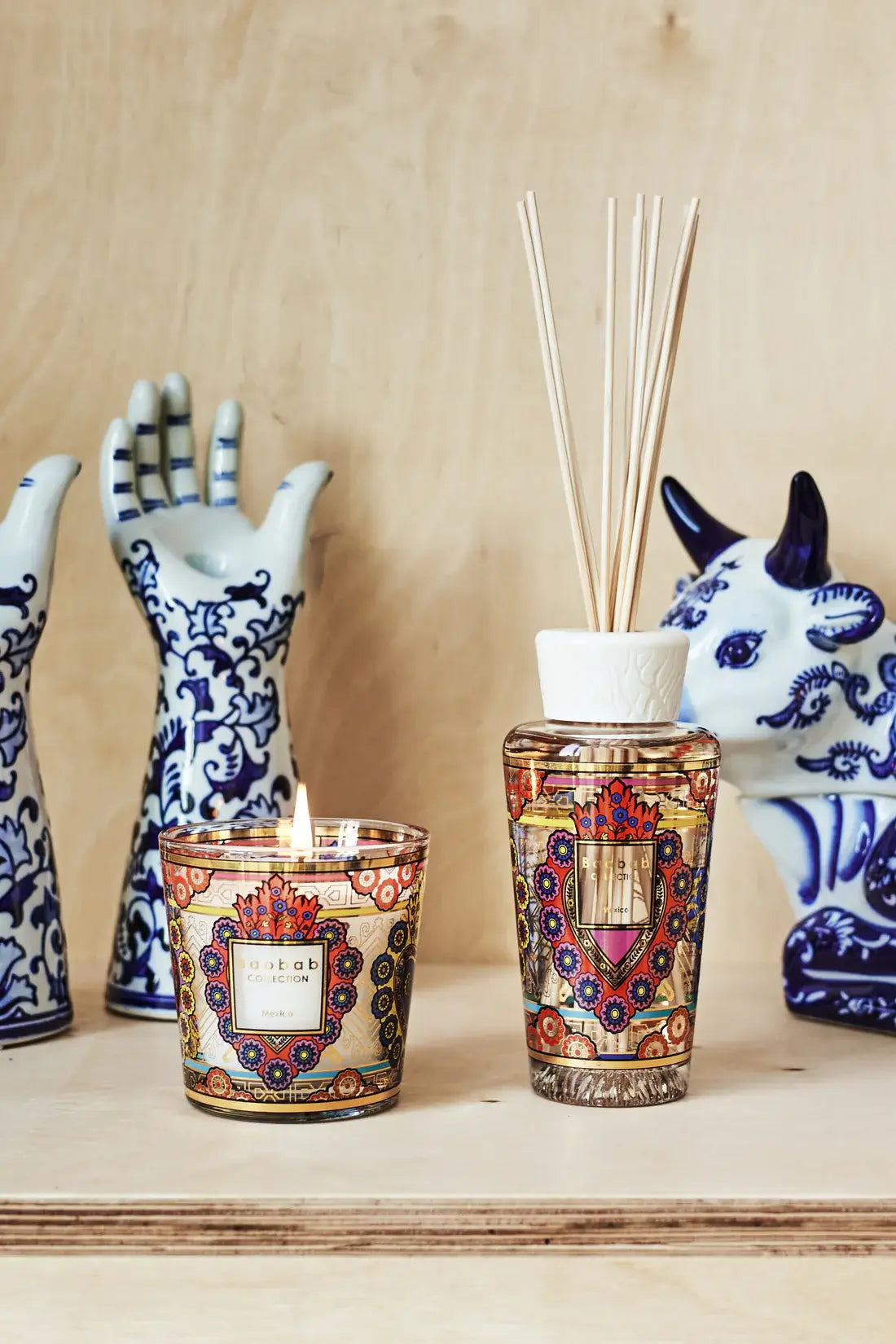 Gift Box - Coffret My First Baobab Collection Mexico - Diffuseur et bougie allumés autour de décoration mexicaines en céramique et motifs bleus