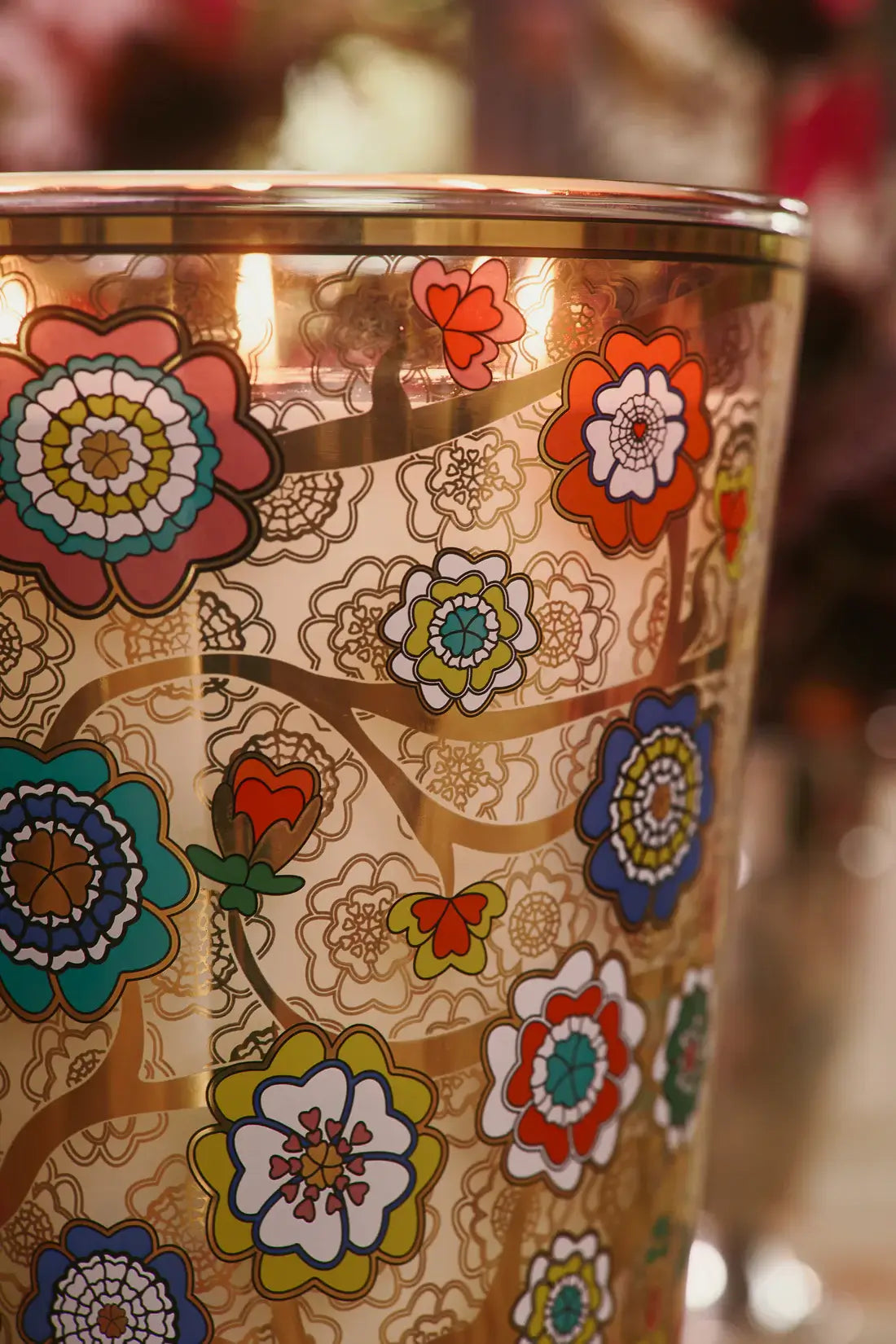 Les motifs de la bougie Tree Of Love qui est parsemé de fleurs colorées poussant sur un arbre aux branches dorées. Cette sublimation évoque l'amour que l'on cultive chaque jour envers soi et les personnes que nous aimons