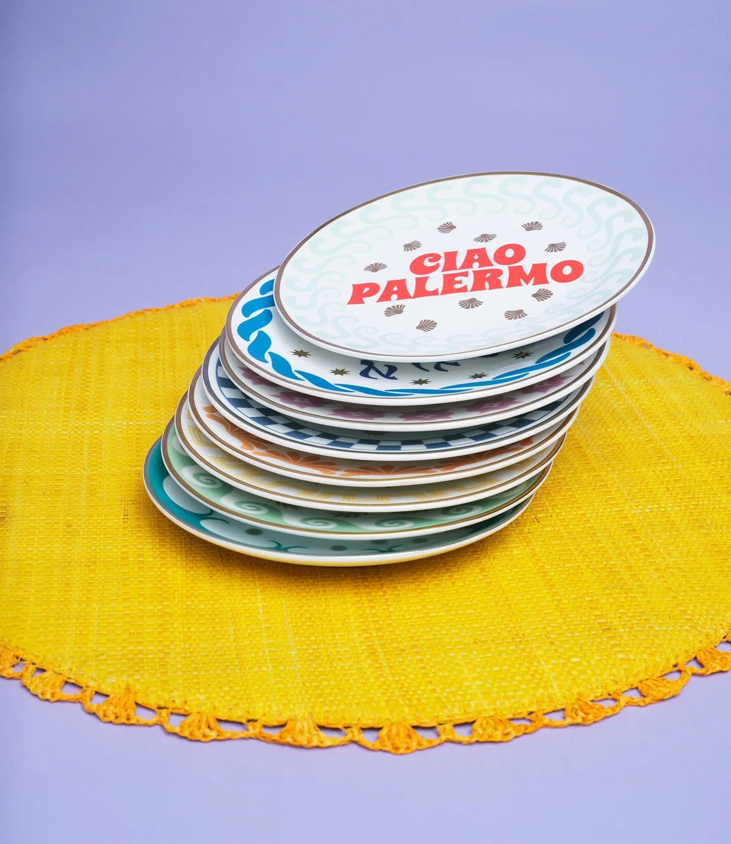 Assiette Ciao Mondo empilées les unes sur les autres