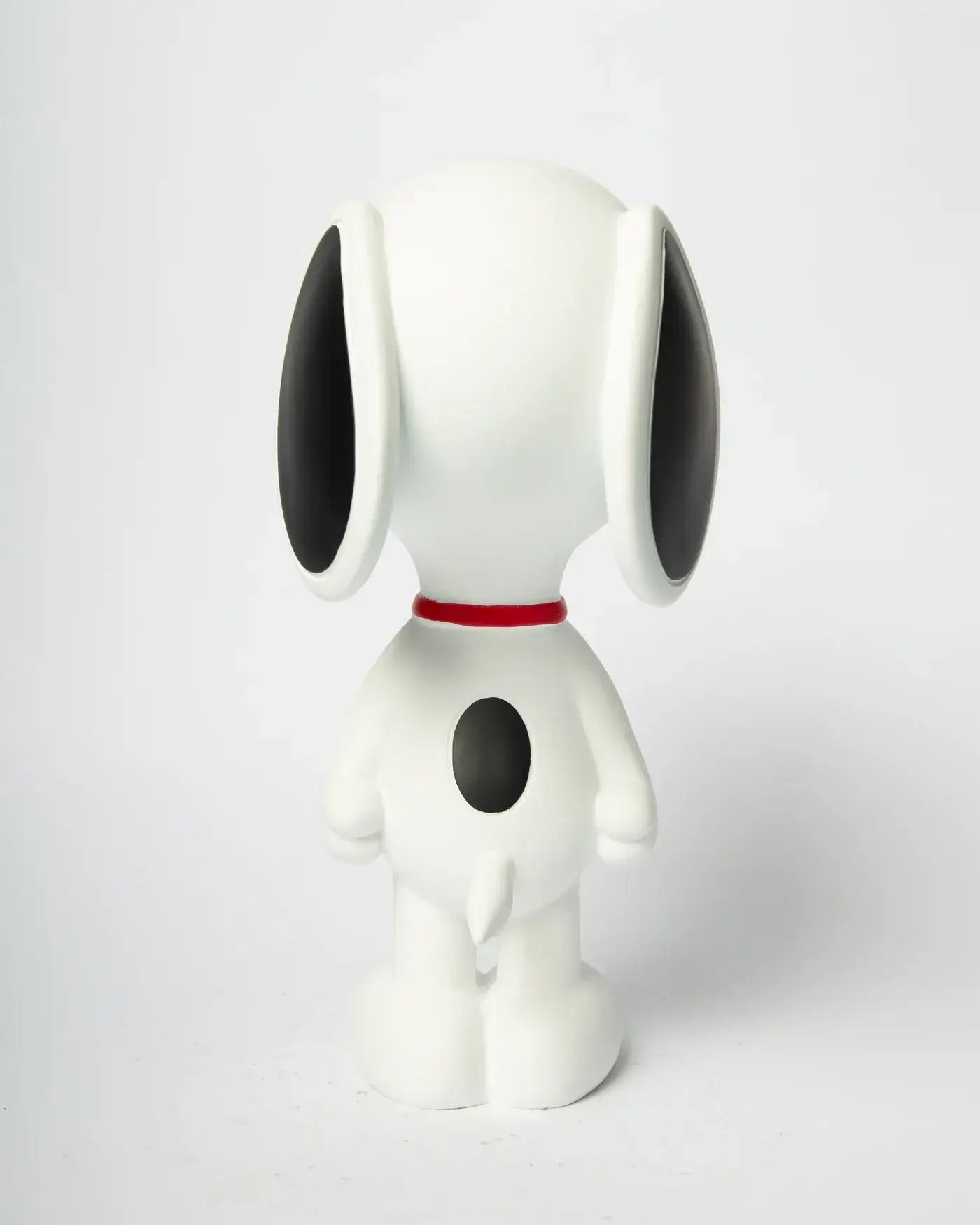 Vue de dos de la fiigurine Snoopy debout Blogo