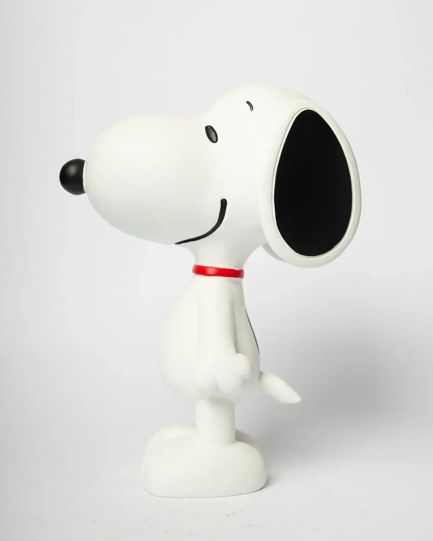 Vue de profil gauche de la fiigurine Snoopy debout Blogo