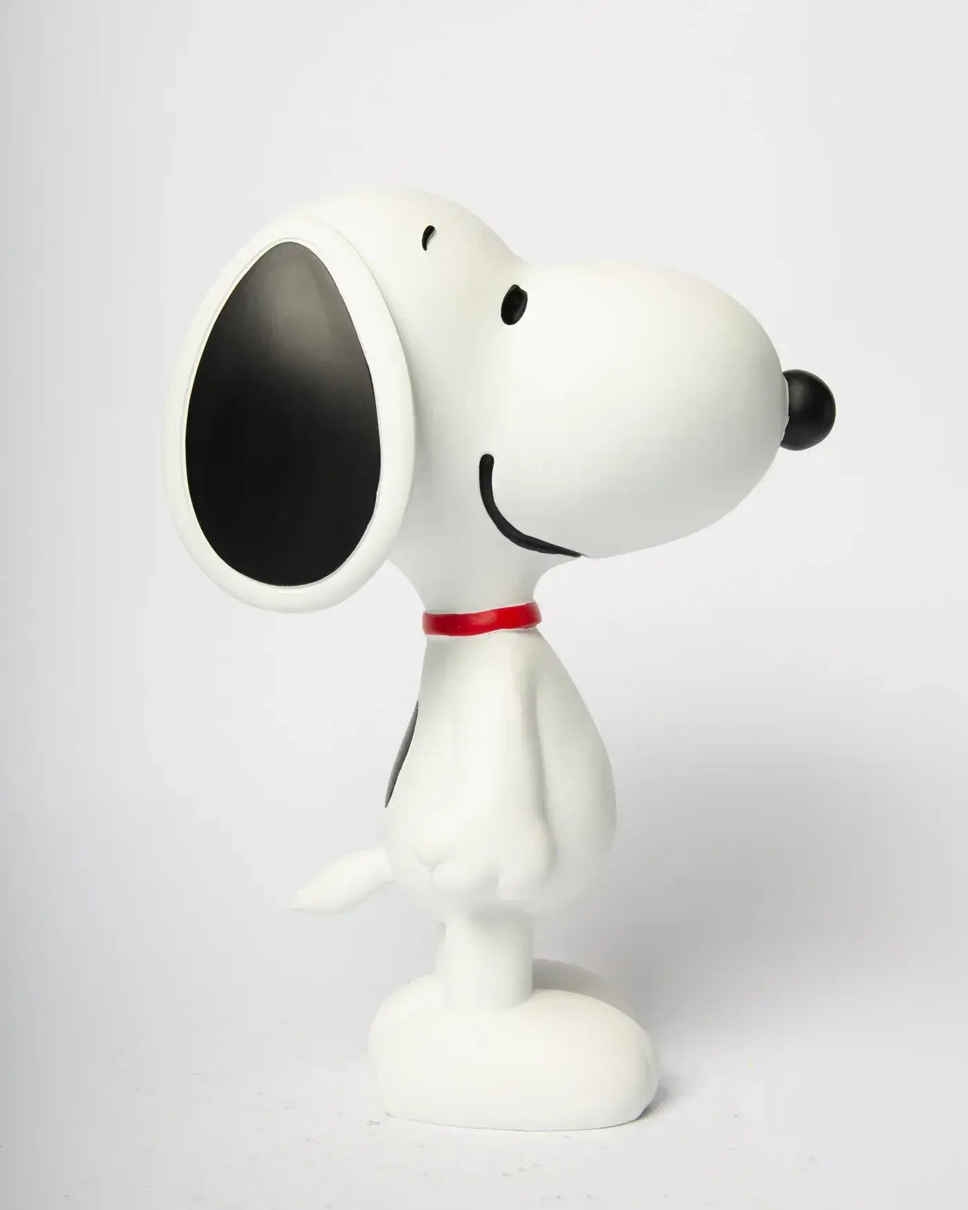 Vue de profil de la fiigurine Snoopy debout Blogo