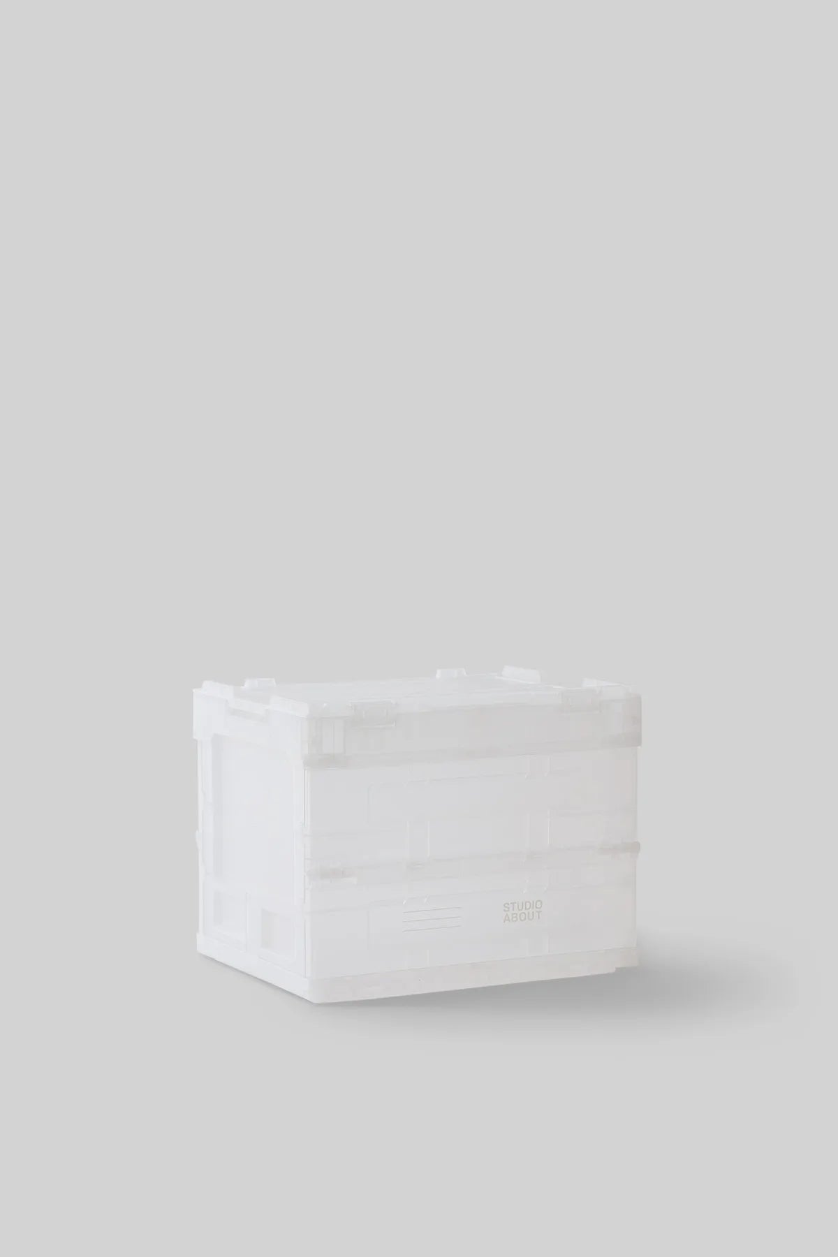 Boîte BLOX Small semi-transparente Studio About vue de trois quarts, montrant ses lignes graphiques