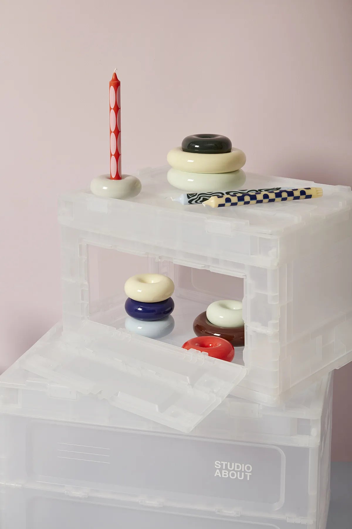 Boîte de rangement BLOX Small ouverte sur le côté, empilée sur un autre format de la gamme