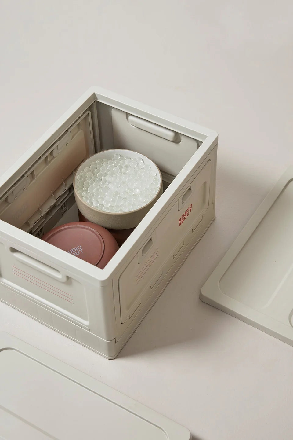 Boite box de rangement Studio About gris ouverte sur le dessus