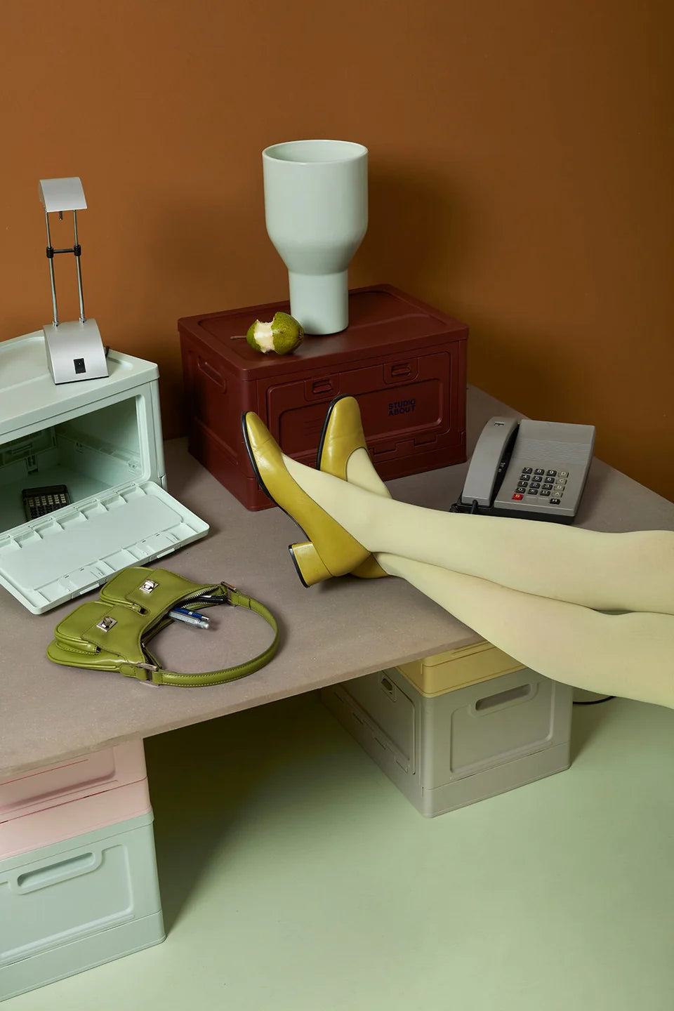 Boites de rangement Studio About vert menthe et bordeaux sur un bureau