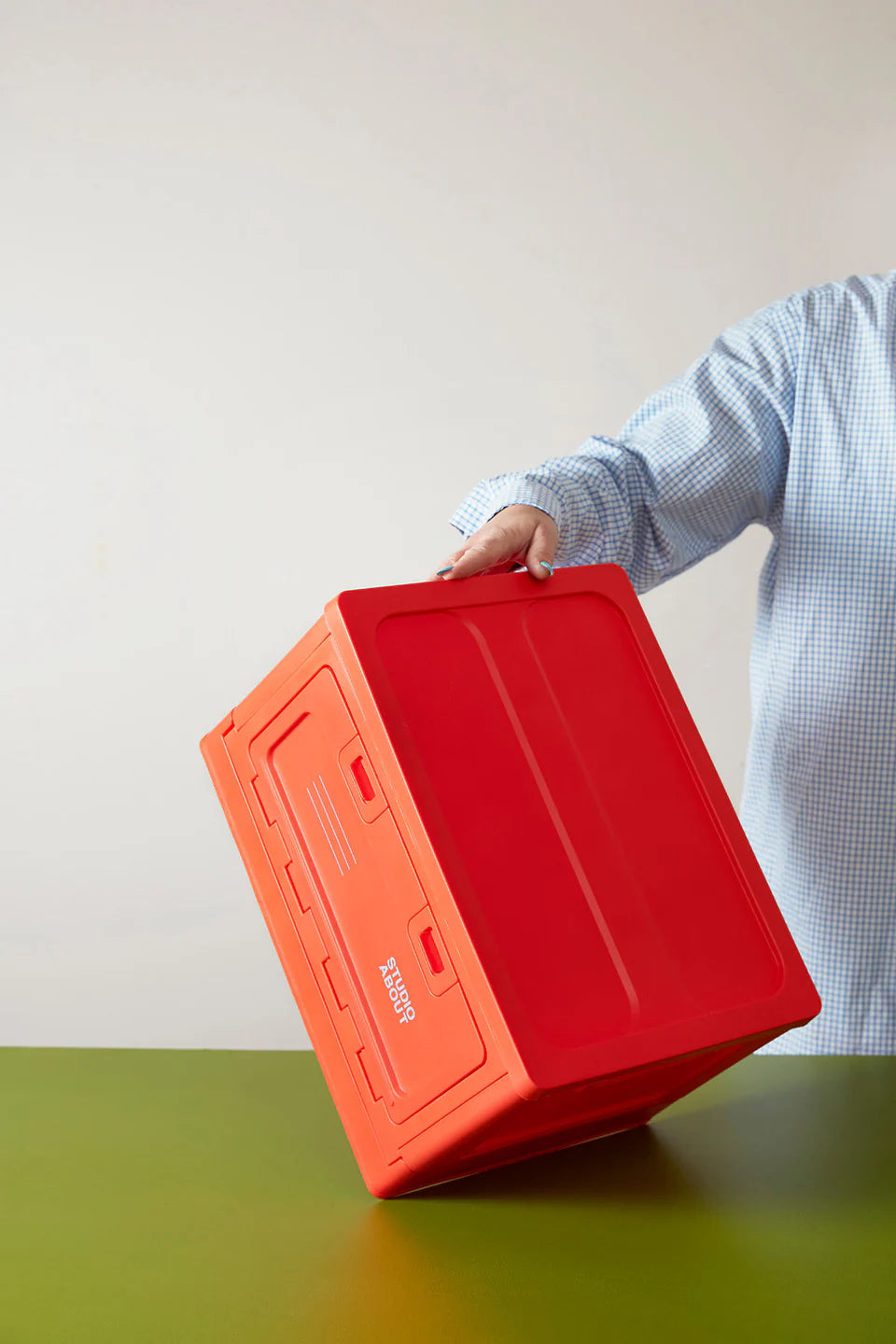 Boite de rangement rouge Studio About présentée sur une table