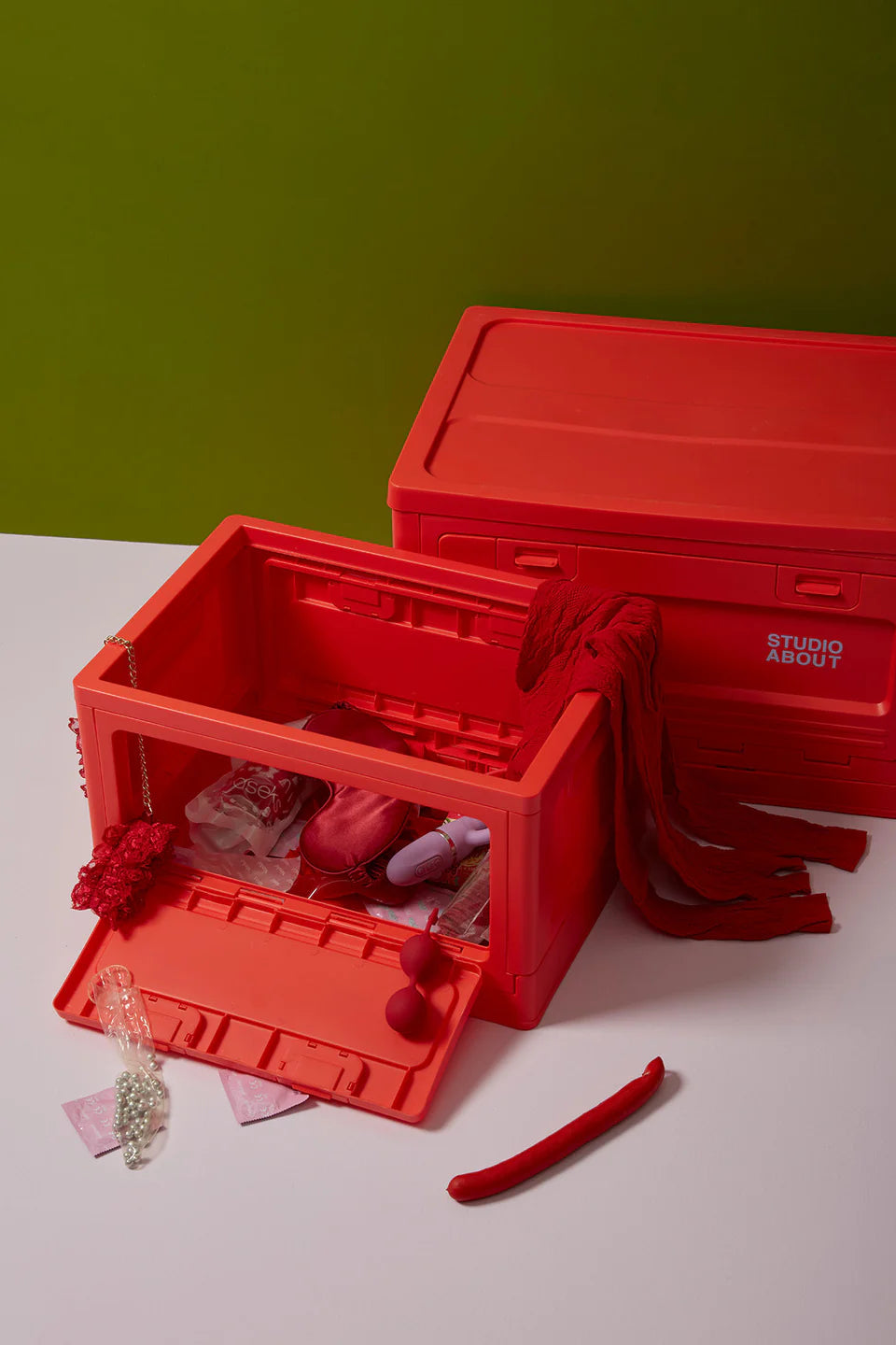 Boites de rangement Studio About rouges taille M et L avec leurs ouvertures sur le dessus et les côtés
