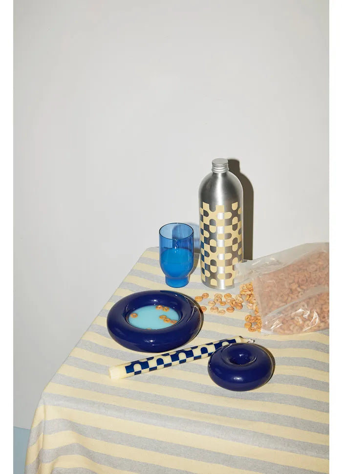 Bougeoirs BOB bleu foncé Studio About sur une table