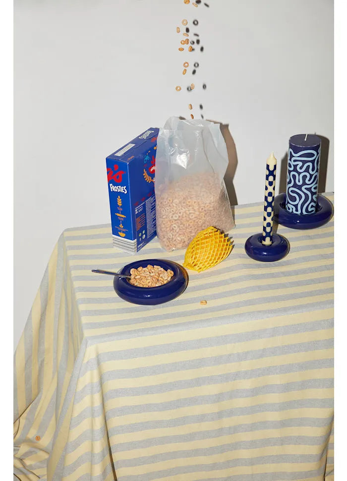 Bougeoirs BOB bleu foncé Studio About sur une table