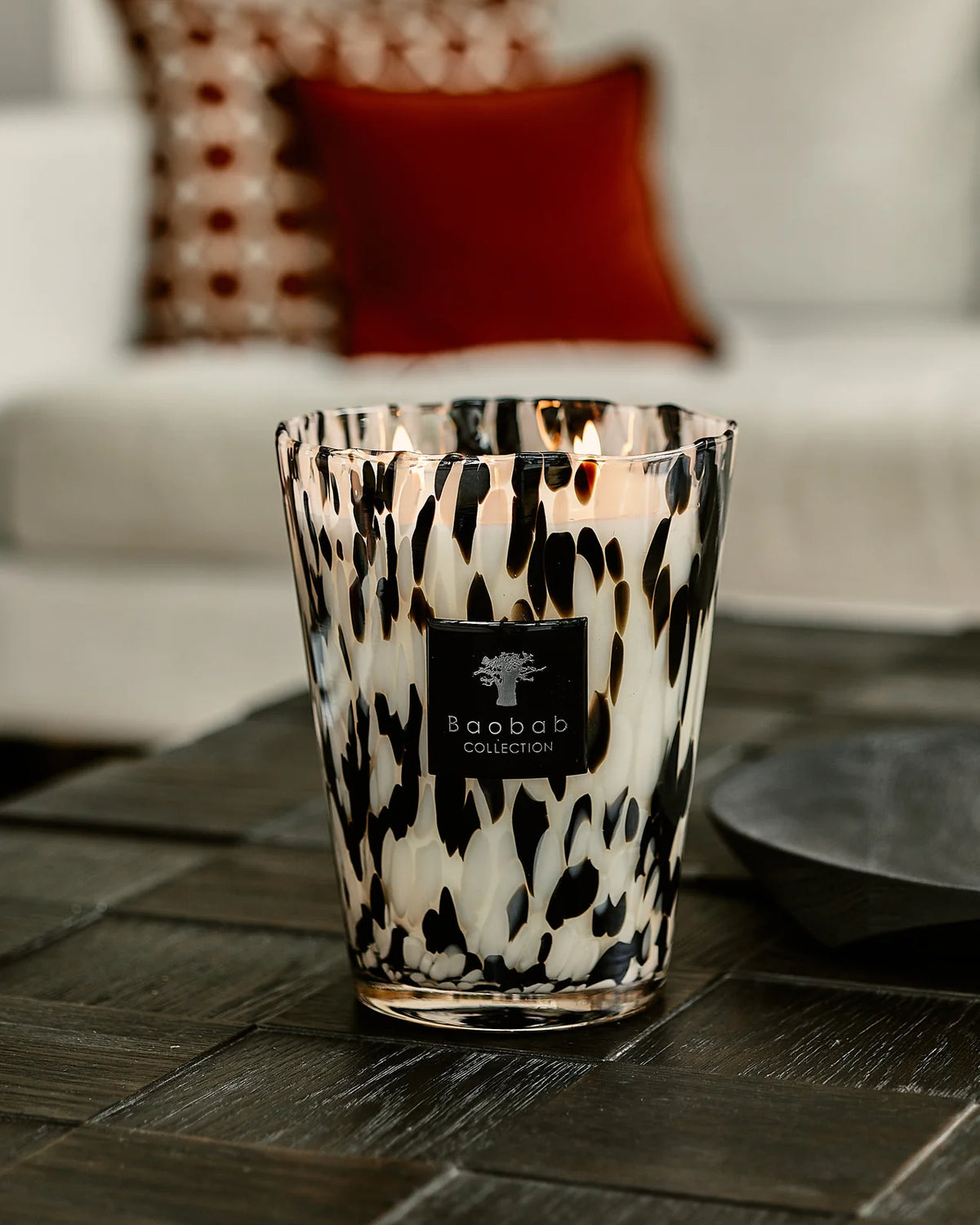 Bougie Black Pearls Baobab Collection dans un intérieur contemporain
