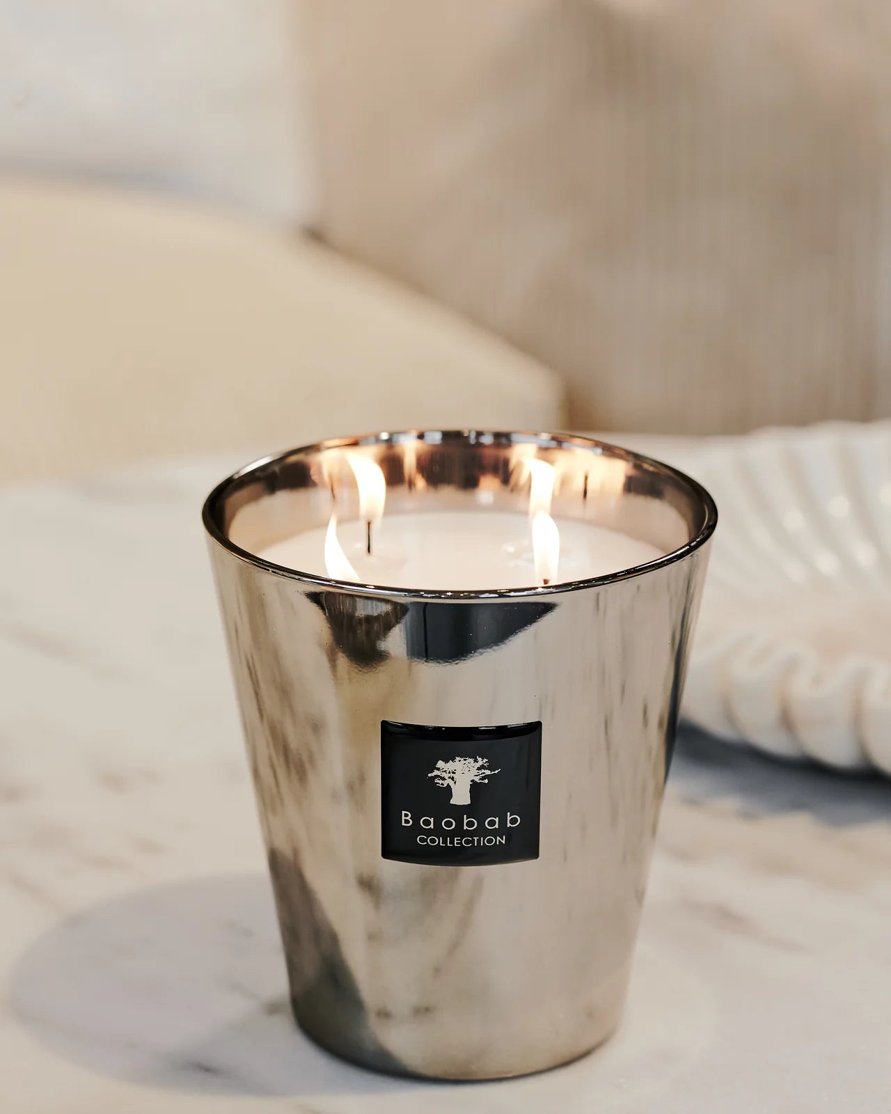 Bougie Platinum Baobab Collection allumée et reflets des flammes