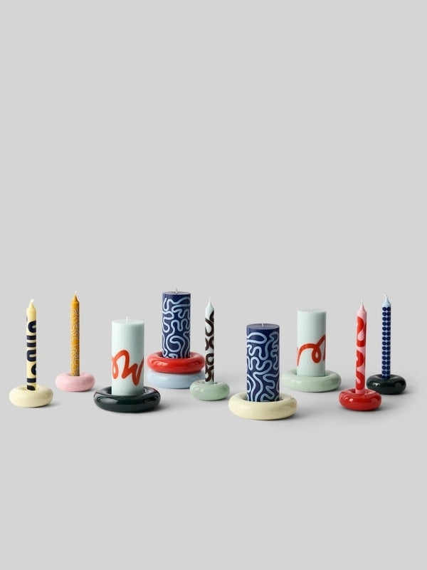 La collection de bougies et de bougeoirs colorés Studio About alignée