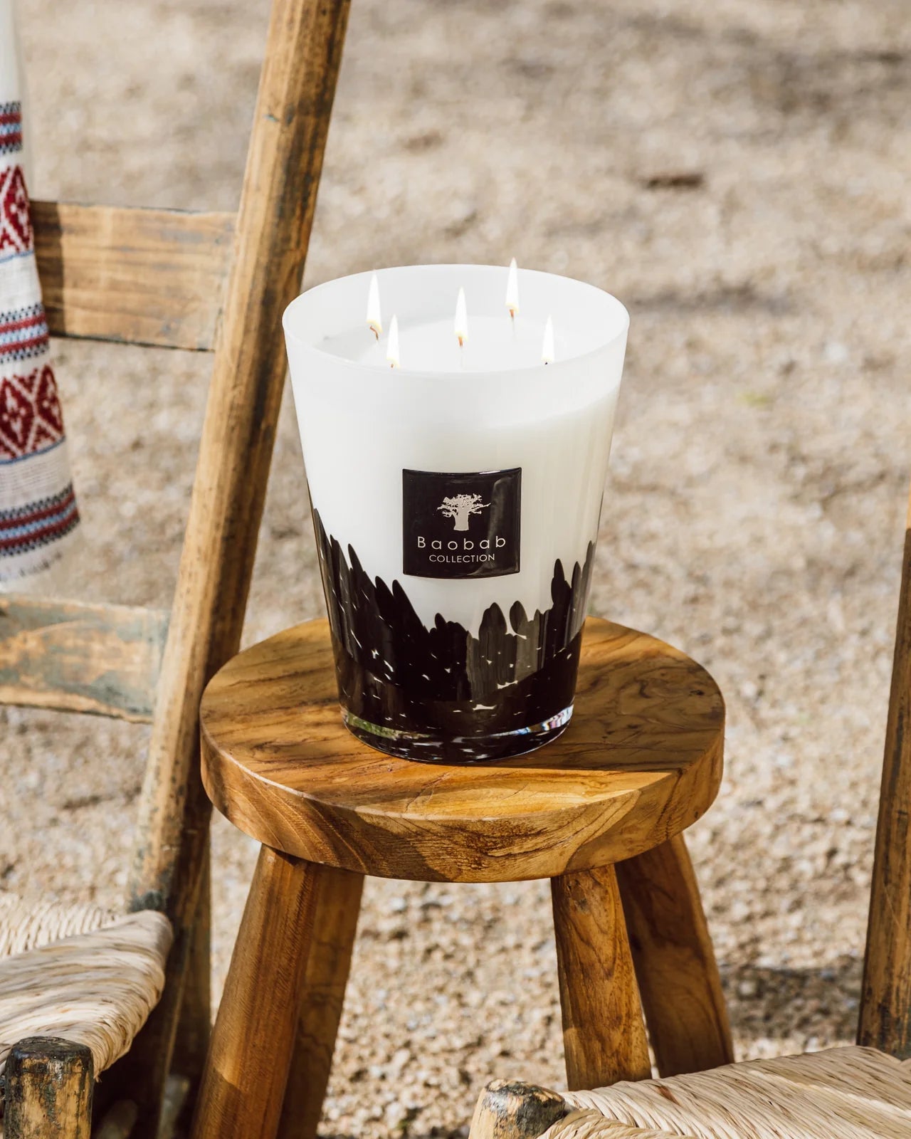 Grande bougie Feathers Baobab Collection allumée, verre opalin aux plumes noires
