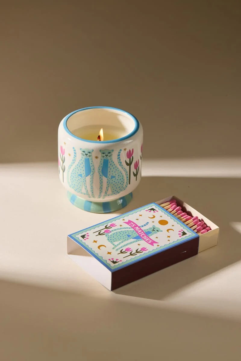Bougie Paddywax A Dopo Linen & Orris en céramique peinte à la main, motif guépards bleus