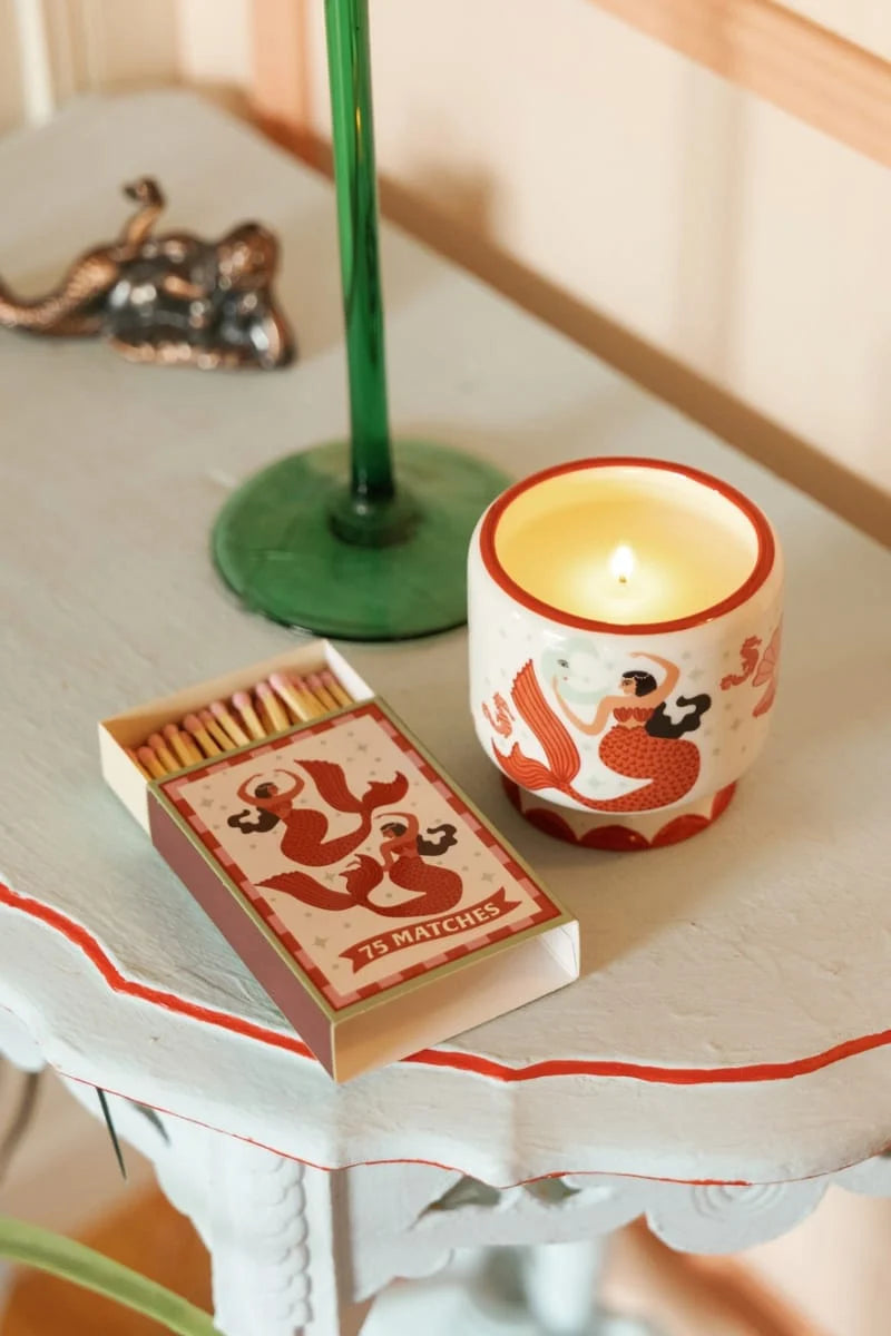 Bougie A Dopo Gingembre & Teck Paddywax dans un intérieur, pot en céramique peint à la main