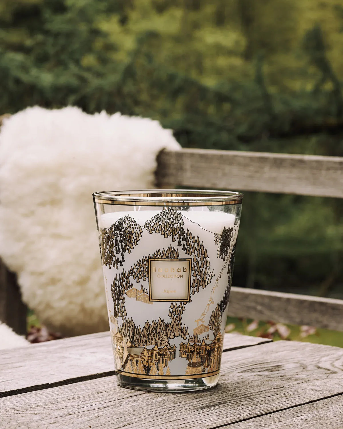 Bougie Aspen Baobab Collection présentée en extérieur, verre décoré d’un paysage de montagne