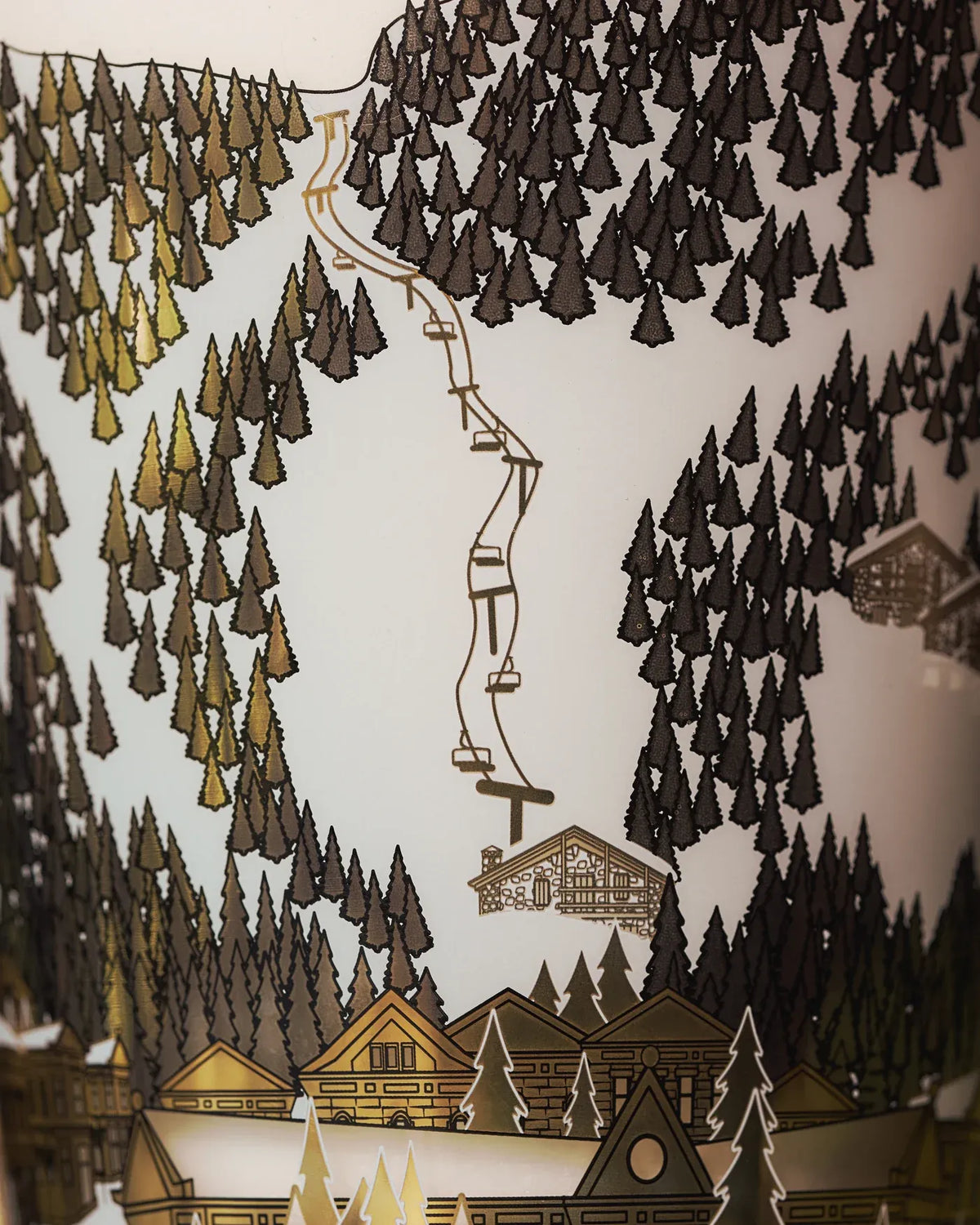Détail de la sérigraphie Aspen Baobab Collection, sapins, chalets et remontée mécanique